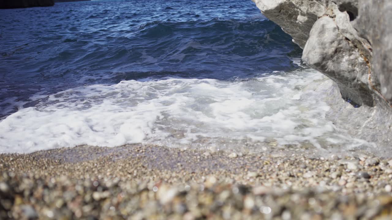바다의 파도가 해안에 부히고