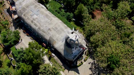 edificio de iglesia estilo pollo con cabeza de aspecto real, vista de órbita aérea
