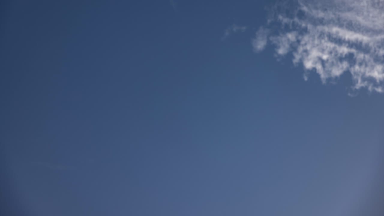 칠레 산티아고의 겨울을 지나가는 타임 ⁇ 스 구름