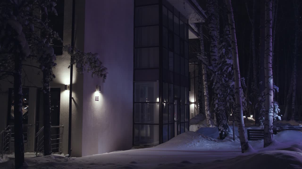 밤 에 눈 인 숲 에서 현대적 인 건물
