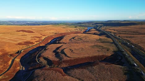 vista aérea de drones de la autopista m62 ripponden road a672 y windy hill oldham, cerca de saddleworth moor