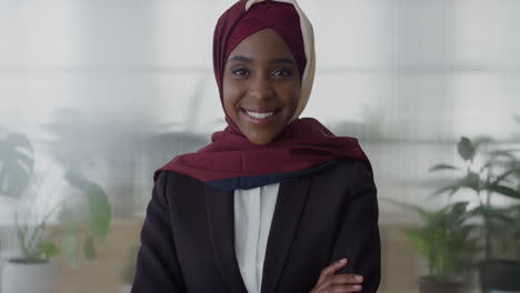 Retrato-Exitosa-Mujer-De-Negocios-Afroamericana-Sonriendo-Con-Los-Brazos-Cruzados-Disfrutando-De-Una-Carrera-De-Gestión-Profesional-Hermosa-Mujer-Musulmana-Negra-Con-Hijab-En-La-Oficina