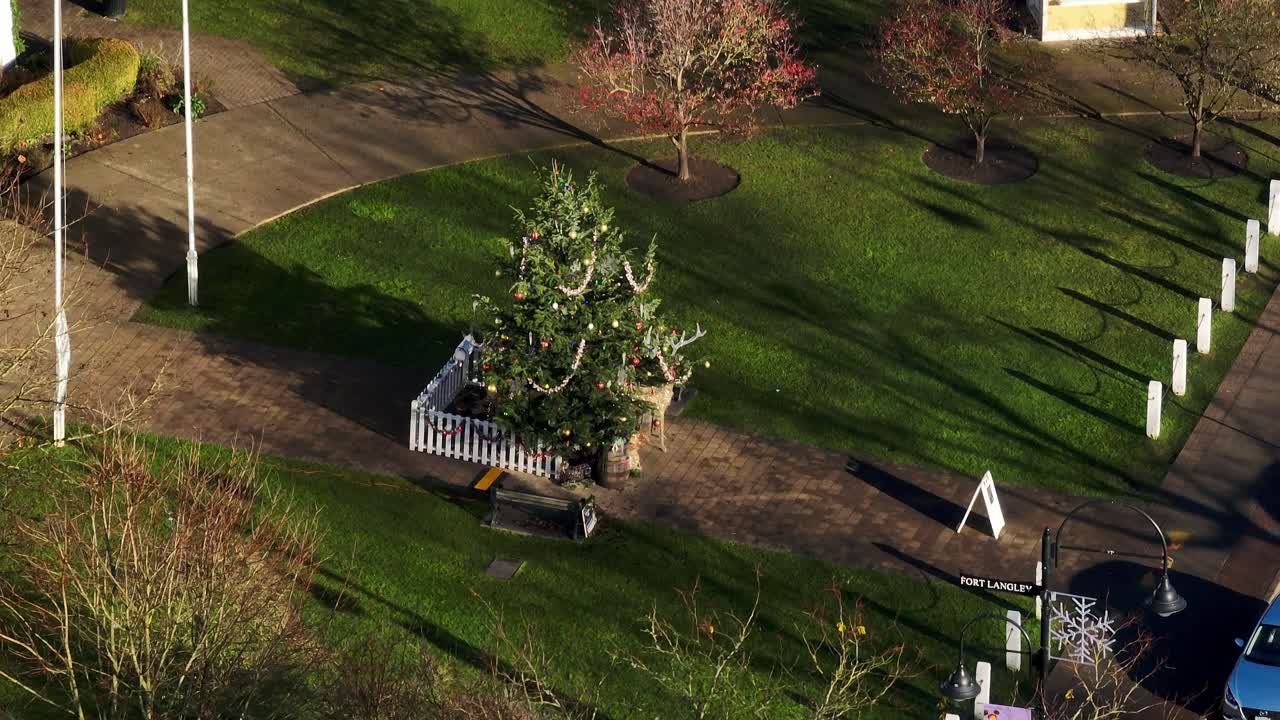 캐나다의 포트 랭글리 커뮤니티 홀 (fort langley community hall) 에서 크리스마스 트리 장식.