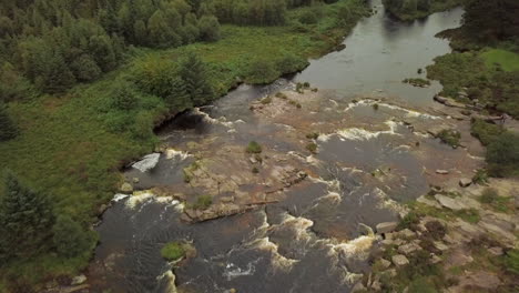 Vista-Aérea-De-Los-Rápidos-De-La-Piscina-De-Nutrias-En-El-Río-Dee,-Dumfries-Y-Galloway,-Escocia