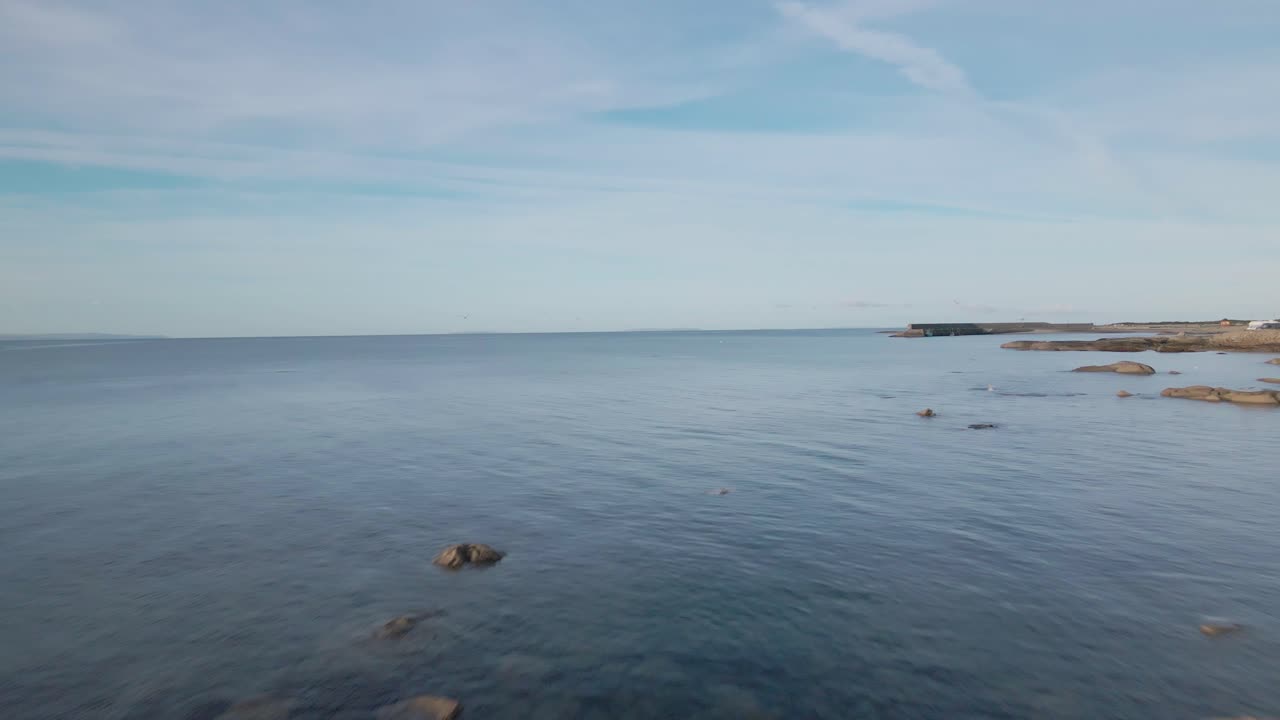 아일랜드의 야생 대서양 방향으로 날아가는 드론 샷