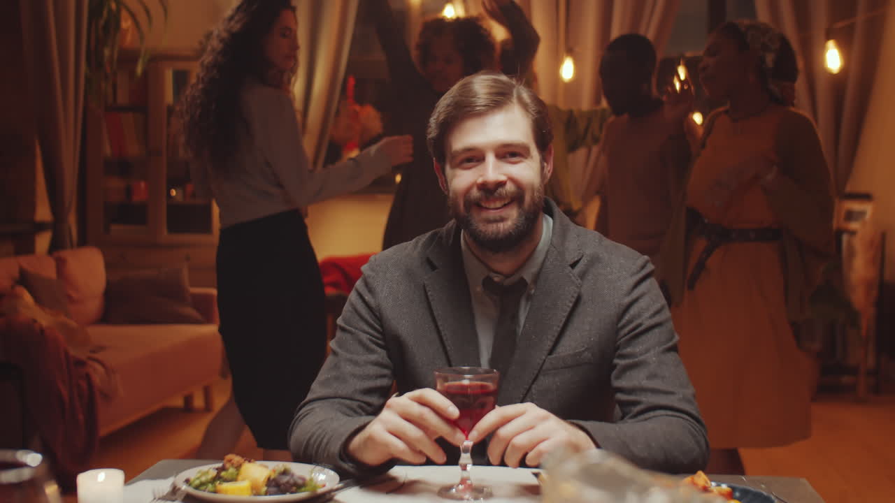 hombre alegre en la fiesta