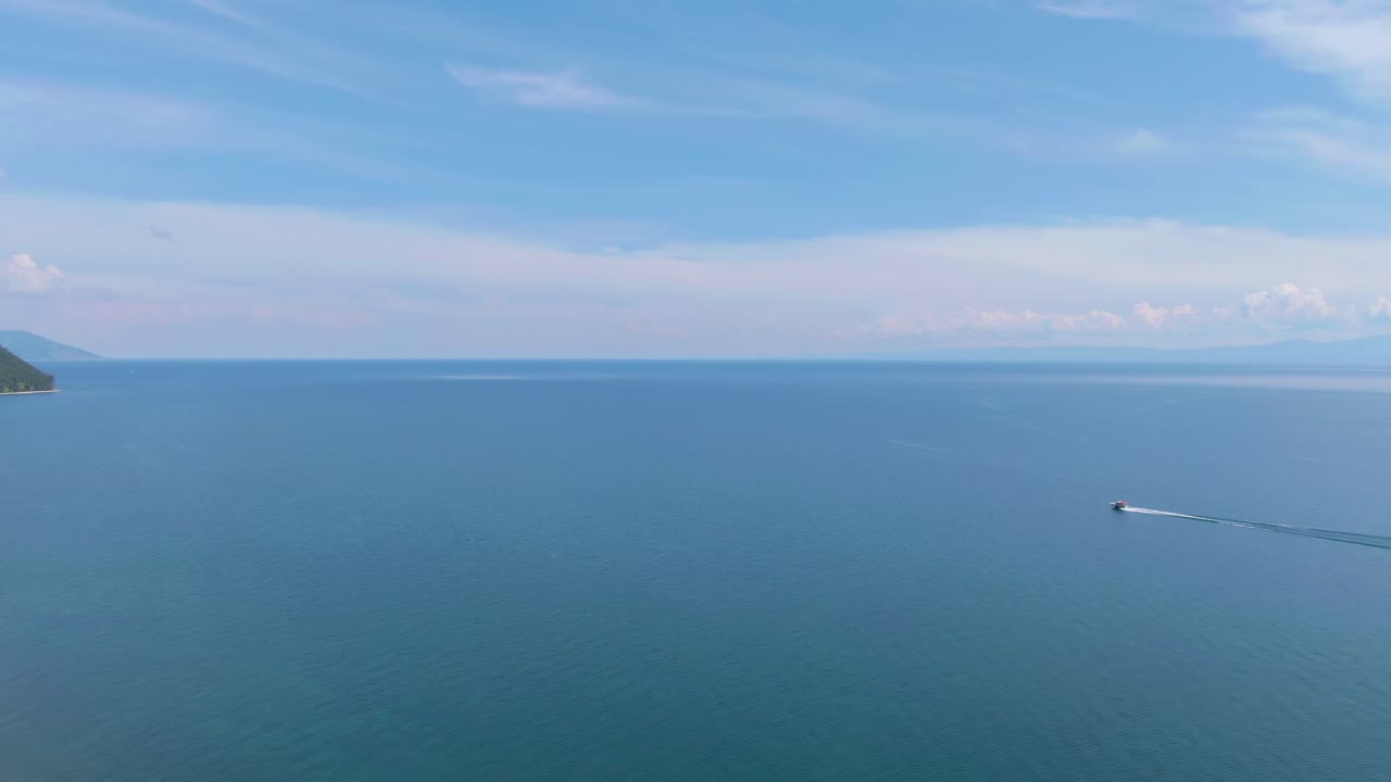 배 를 타고 평온 한 호수 풍경