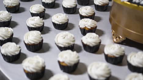 Mehrere-Schokoladen-Cupcakes-Mit-Weißer-Sahne-Auf-Einem-Tisch-Bei-Einer-Hochzeitsfeier-Im-Hotel