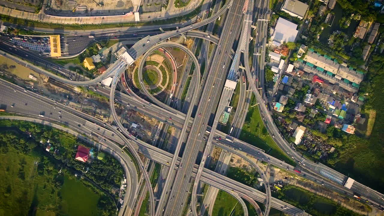 고속도로 도로 교차로의 공중 뷰와 바쁜 도시 교통 도로에서 속도를 높이는