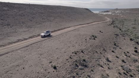 Toma-Aérea-De-Un-Camión-Alejándose-De-La-Playa-En-Baja-California,-México