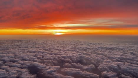 Bonito-Amanecer-Desde-Un-Avión-Con-Un-Cielo-Rojo