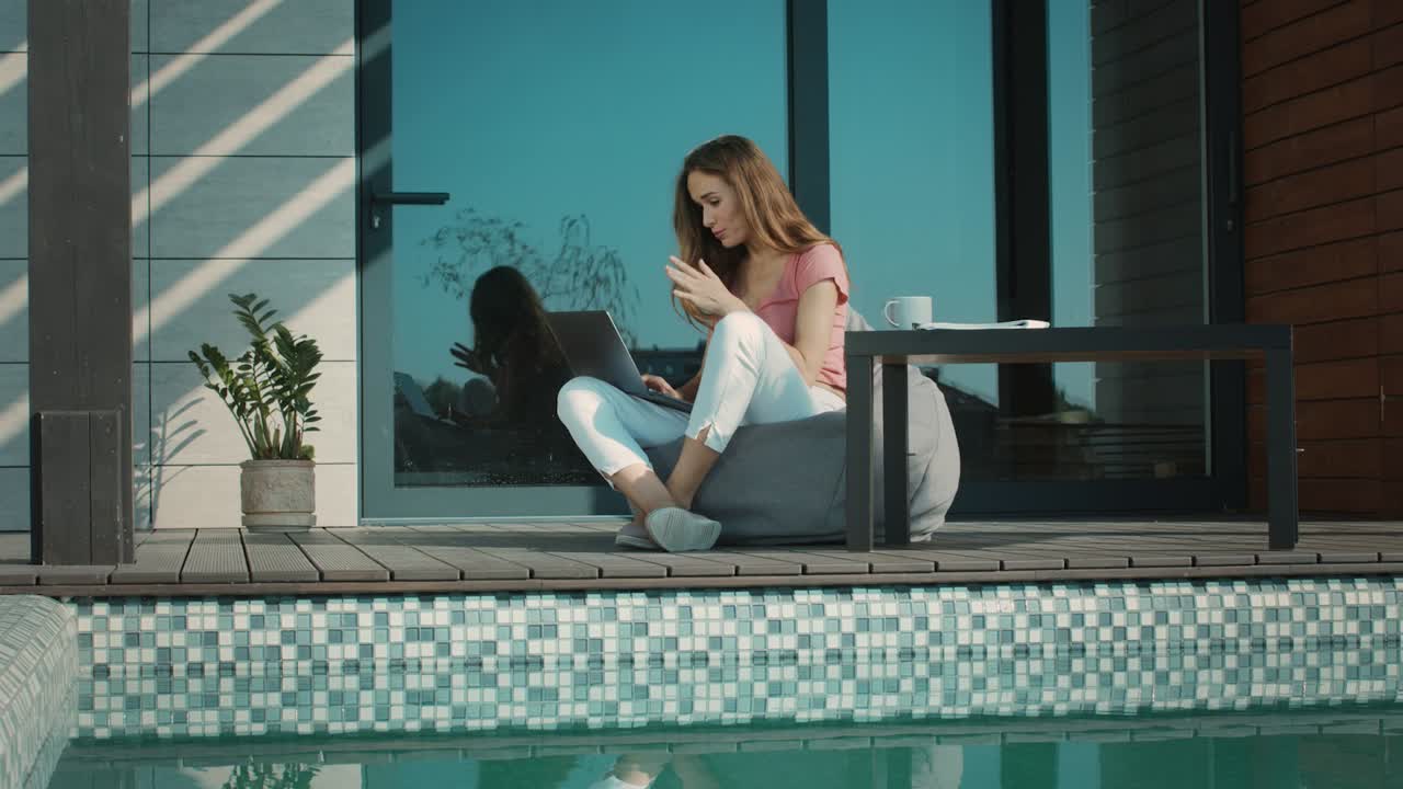 mujer exitosa buscando compra. mujer atractiva usando computadora portátil al aire libre