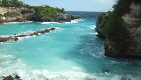Slow-motion-wide-shot-of-the-Blue-Lagoon,-Nusa-Lembongan,-Indonesia