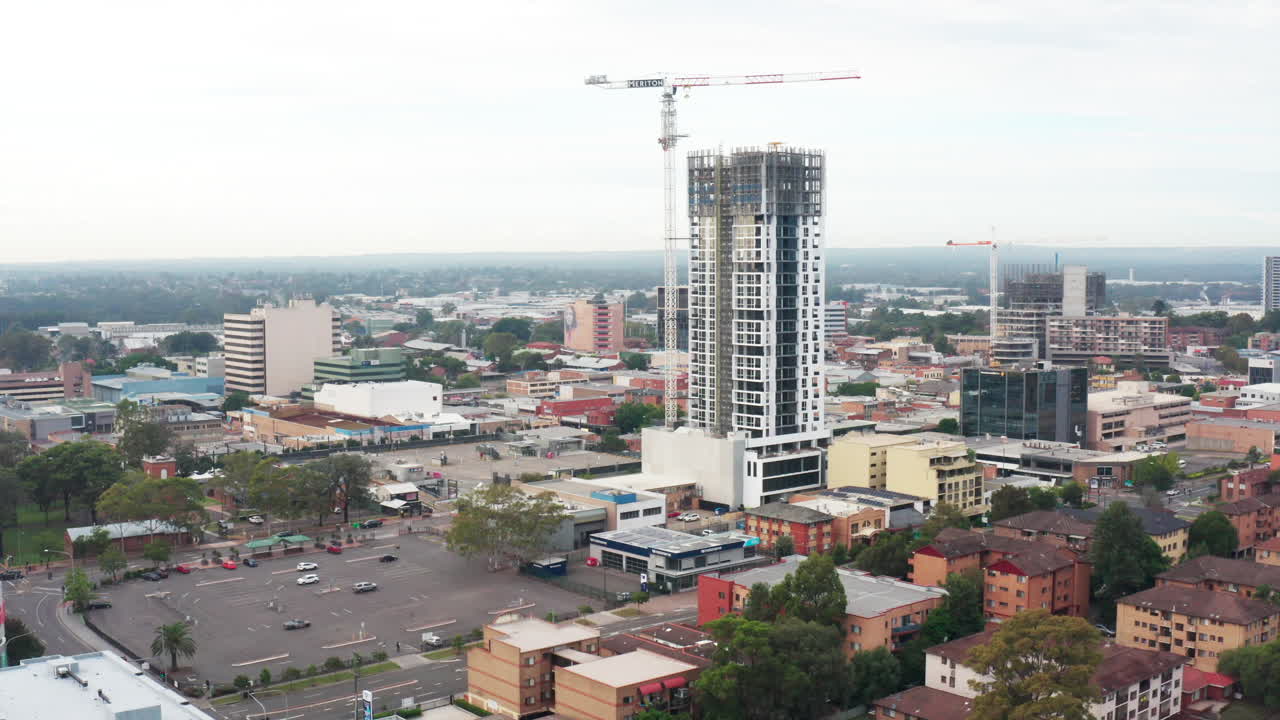 una toma aérea de un avión no tripulado volando alrededor de un trabajo de construcción en un bloque de apartamentos, liverpool sydney australia