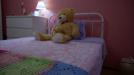 Osos-De-Peluche-En-La-Habitación-De-La-Niña