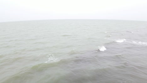 Panorámica-De-La-Playa-De-Kuakata-Con-Olas-Fuertes-En-La-Bahía-De-Bengala-En-El-Océano-Índico,-Bangladesh