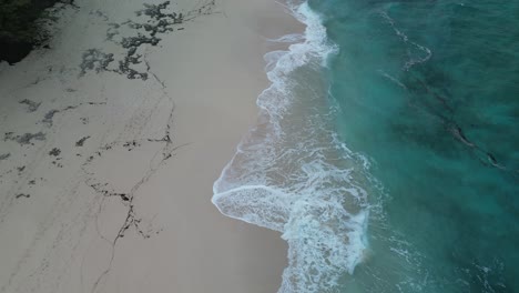 Vista-Aérea-De-La-Playa-De-Arena-En-Bahamas-Después-De-La-Tormenta.