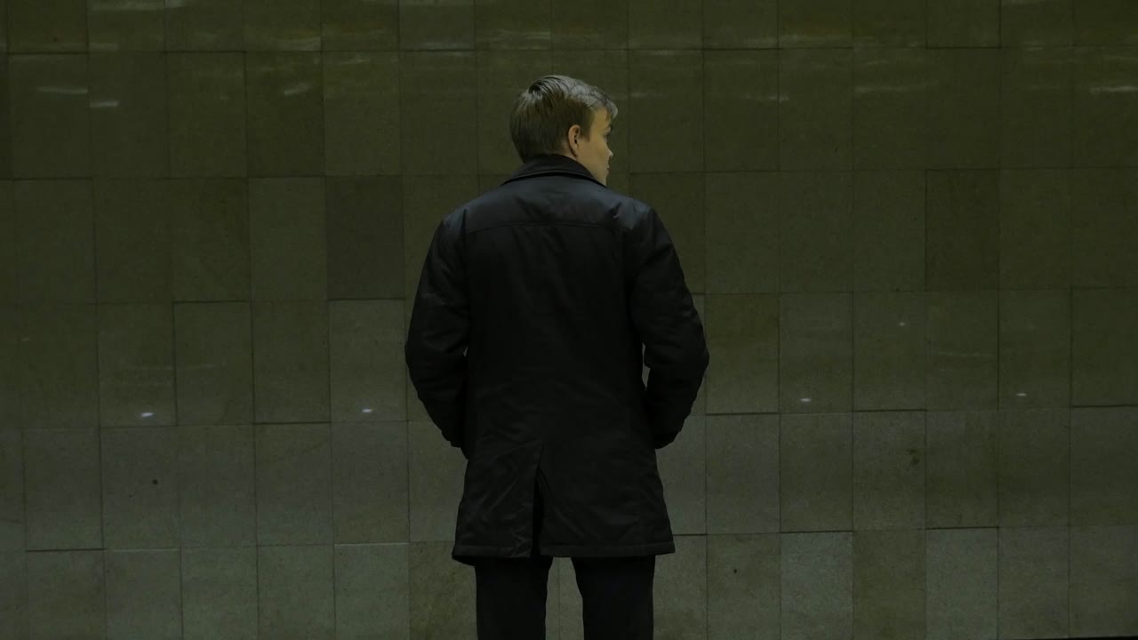 지하철 역 에 서 있는 사람