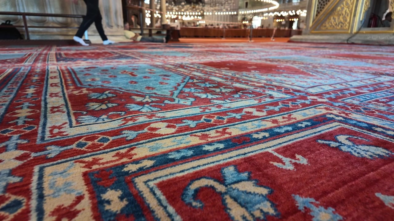 Tappeto con motivi intricati all'interno di una moschea storica.