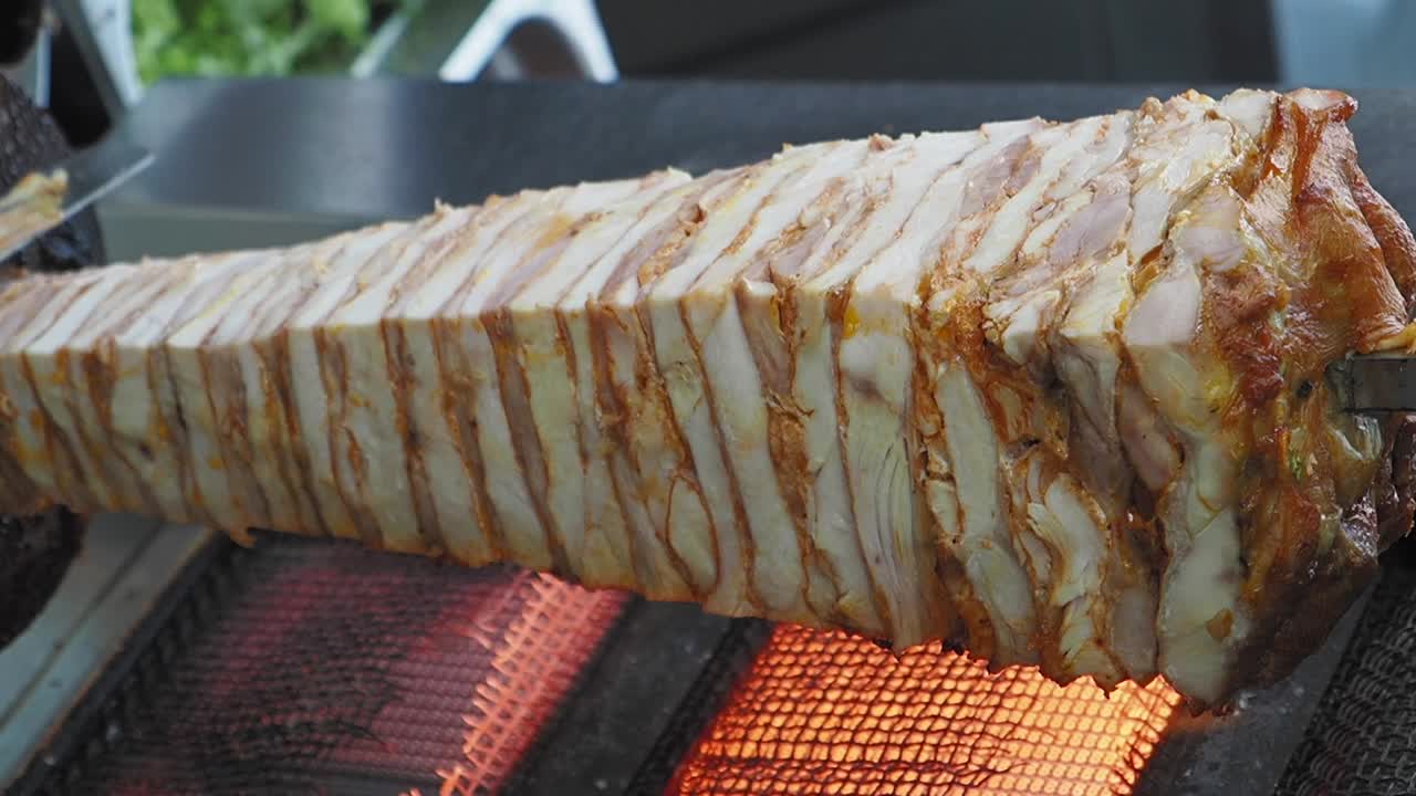 se está preparando shawarma de pollo.