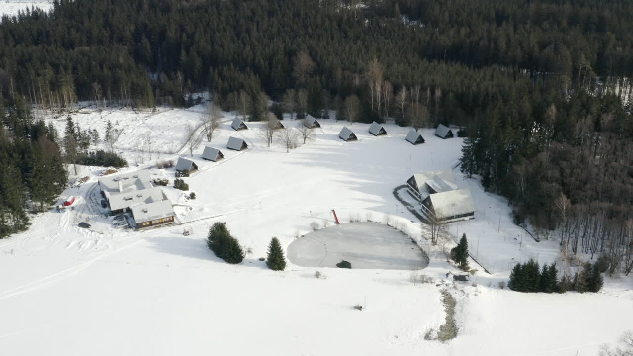 Ripresa aerea di un campo da sci invernale in un paesaggio montano alpino innevato