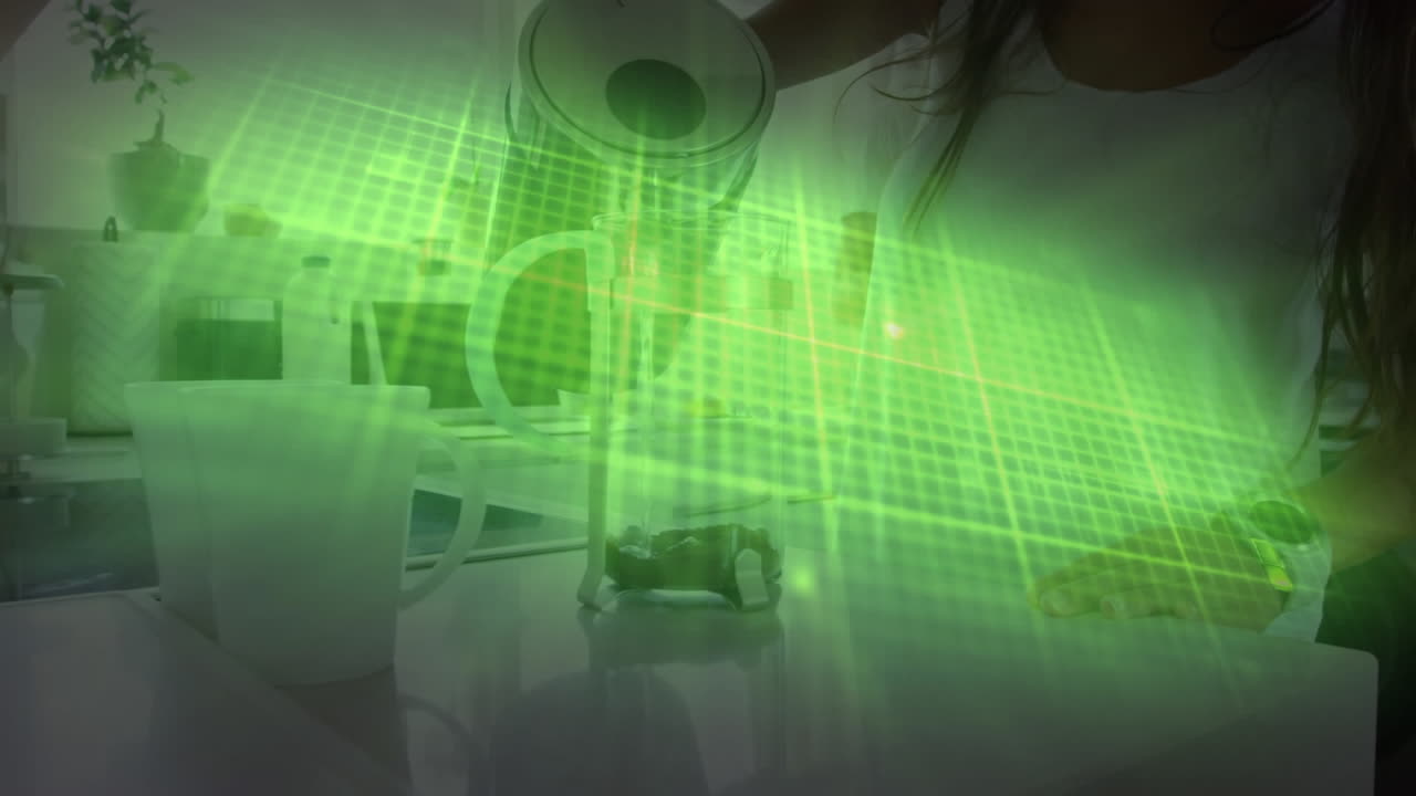 animación de un monitor de frecuencia cardíaca brillante y datos en la cuadrícula verde, sobre el hombre en el escritorio en la oficina