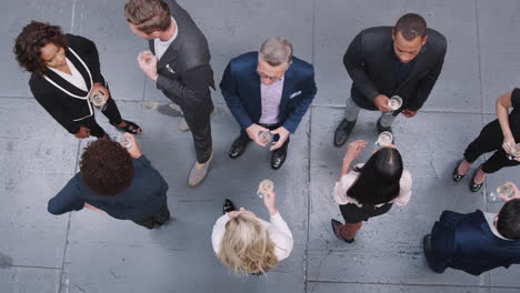 Fotografía-Cenital-De-Un-Equipo-De-Negocios-Socializando-Con-Bebidas-En-Una-Reunión-Después-Del-Trabajo-En-Una-Oficina-Moderna