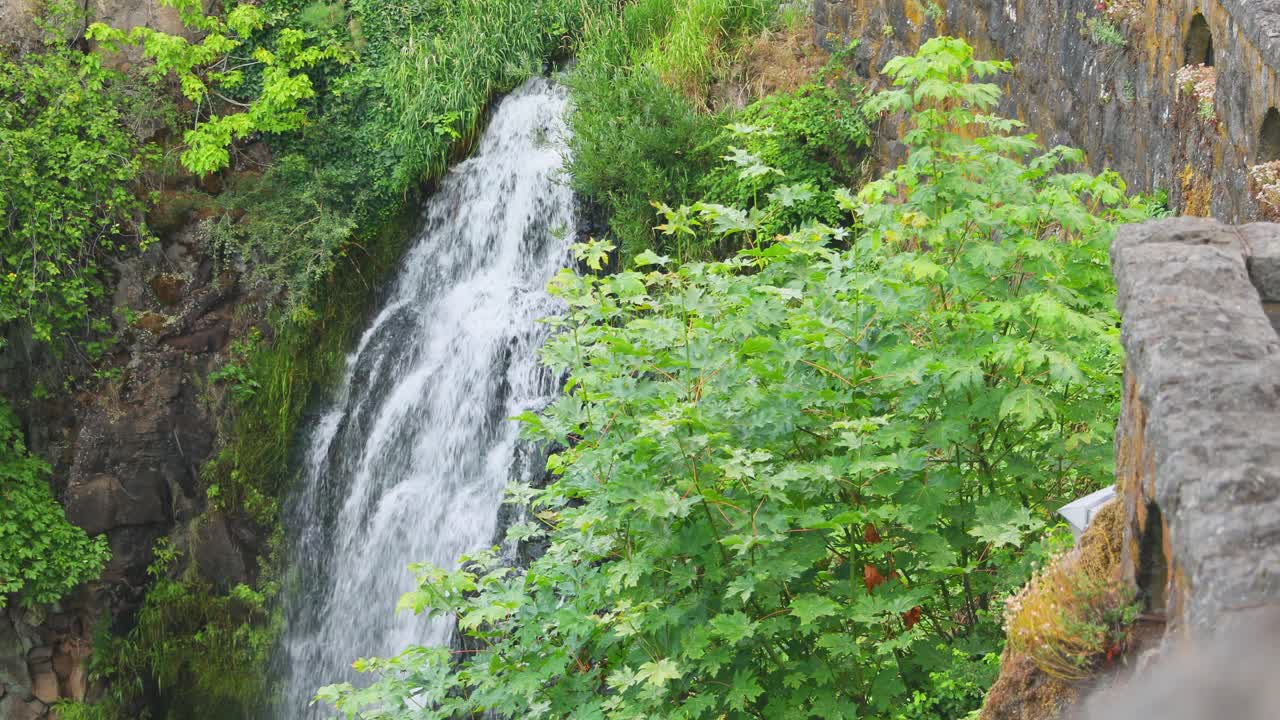 Pemandangan indah Air Terjun Lullaby dengan air mengalir di tebing curam menuju Sungai Columbia di Hood River County, Oregon