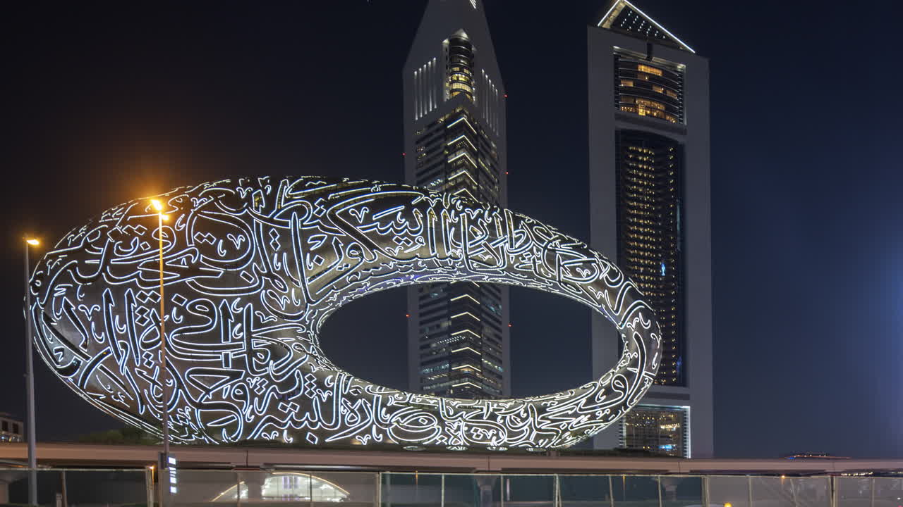Time-lapse del Museo del Futuro e dei grattacieli di notte a Dubai.