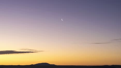 Sonnenuntergang-Klarer-Himmel-Mit-Halbmond