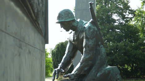 Primer-Plano-De-La-Estatua-Del-Zapador-En-El-Monumento-De-Gloria-A-Los-Zapadores,-Símbolo-De-Dedicación-Y-Servicio