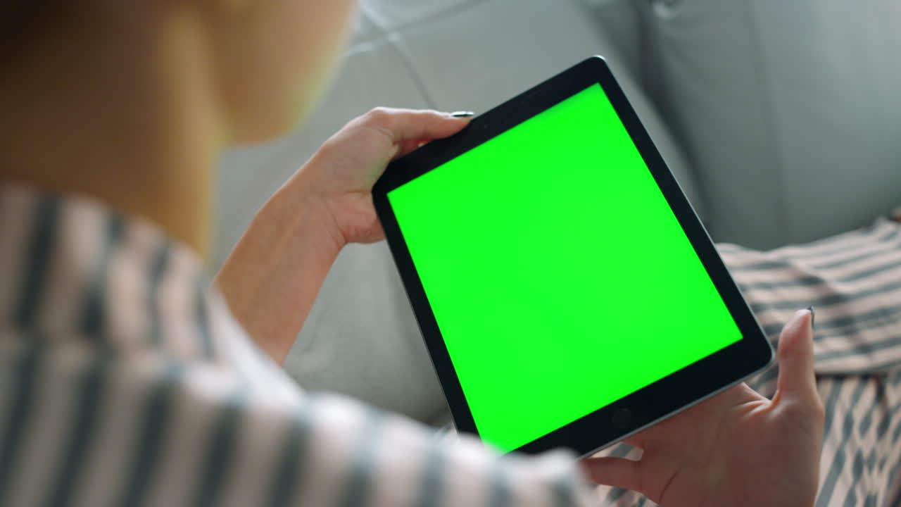 모 ⁇  패드를 들고 있는 사람이 파자마를 입고 클로즈업으로 휴식을 취하고 있습니다. 아침 여가 시간.