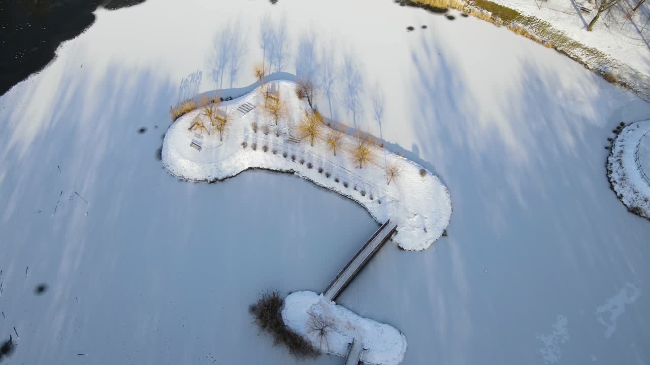 공원 안의 얼어붙은 눈 인 섬
