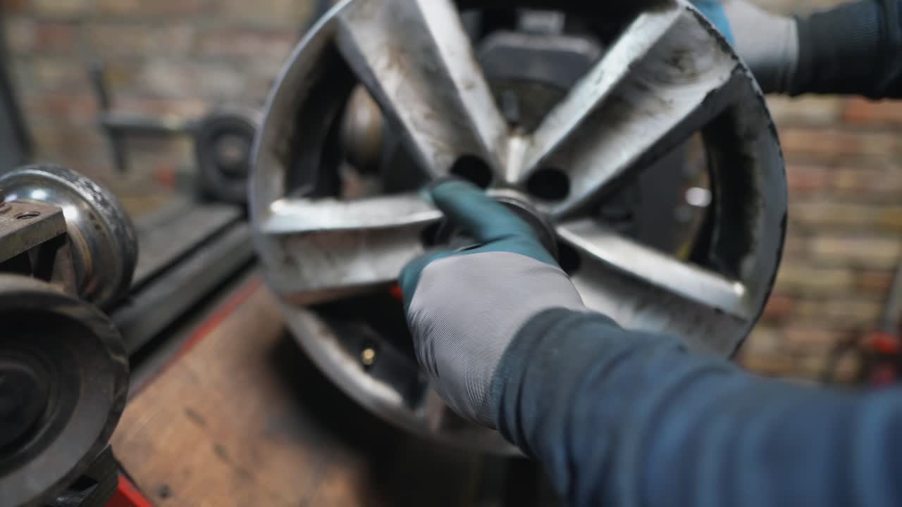 reparación de ruedas de automóviles en un garaje