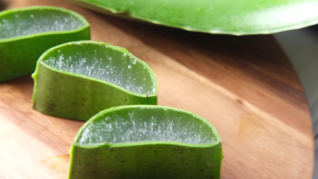Aloe vera affettata su tavola di legno