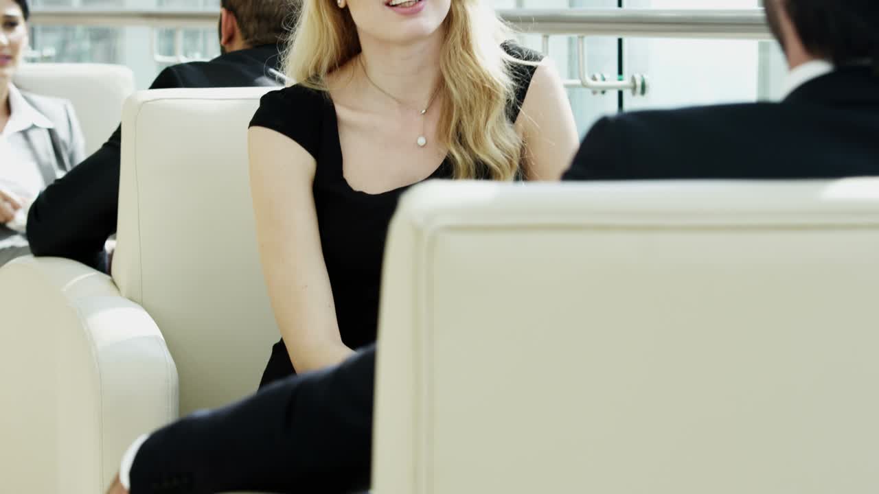 다민족 남녀 사업가들이 시내에서 만나고 있습니다.