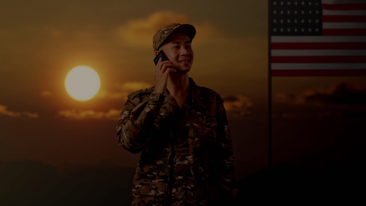 soldado estadounidense en el teléfono al atardecer