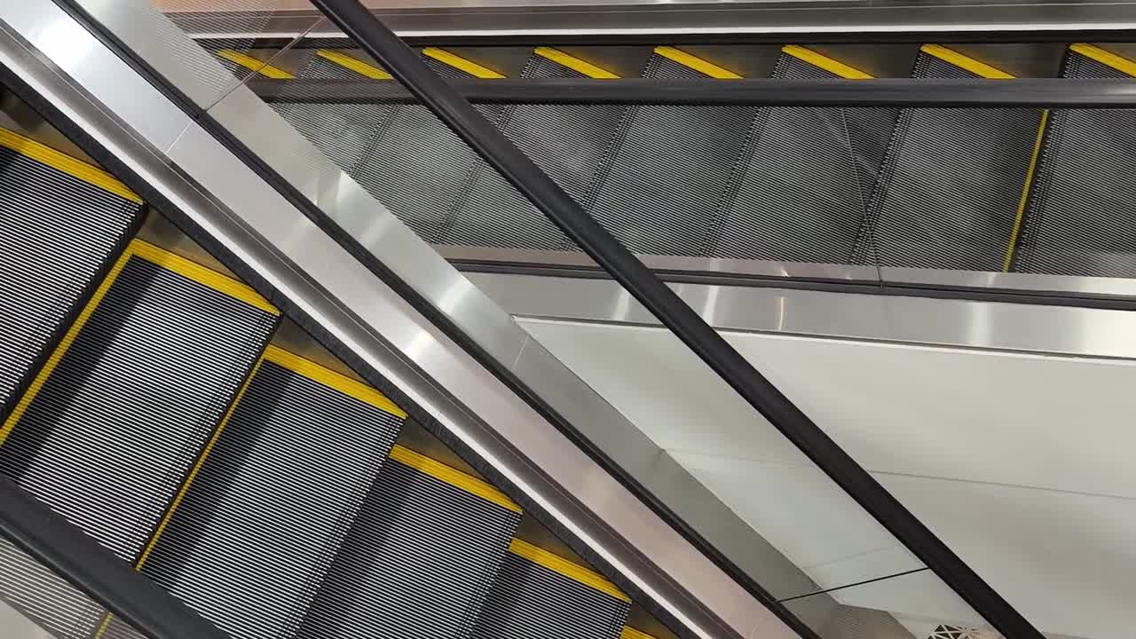 Escalera mecánica en un edificio