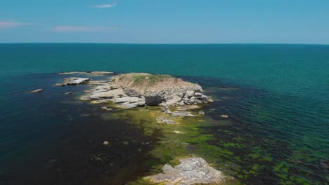 Luftdrohnenaufnahme-Von-Großen-Klippen-Im-Meer-Mit-Vegetation-Und-Vögeln-1