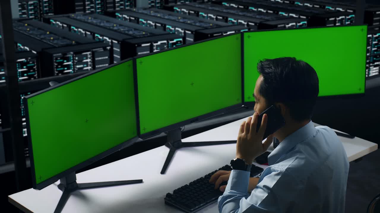 técnico en el centro de datos en una llamada telefónica