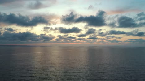 Dron-Volando-Hacia-Atrás-Sobre-El-Mar-Después-Del-Atardecer