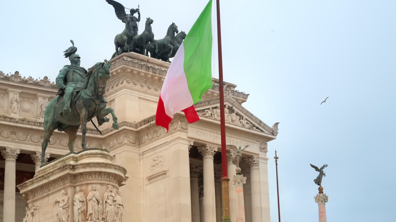 Monumento a Vittorio Emanuele II situato nell'antico centro di Roma, Italia. Statue, bandiera nazionale. Movimento al rallentatore