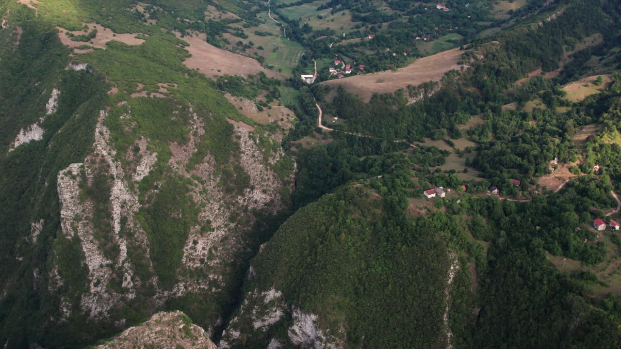 산악 풍경 의 공중 사진