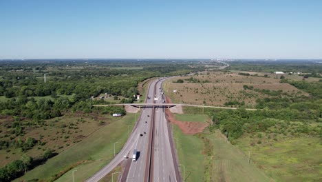 Wide-Highway-with-Cars-Driving-through-in-Utah,-United-States