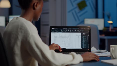 ingeniero africano constructor diseñador arquitecto analizando nuevo plan de construcción azul