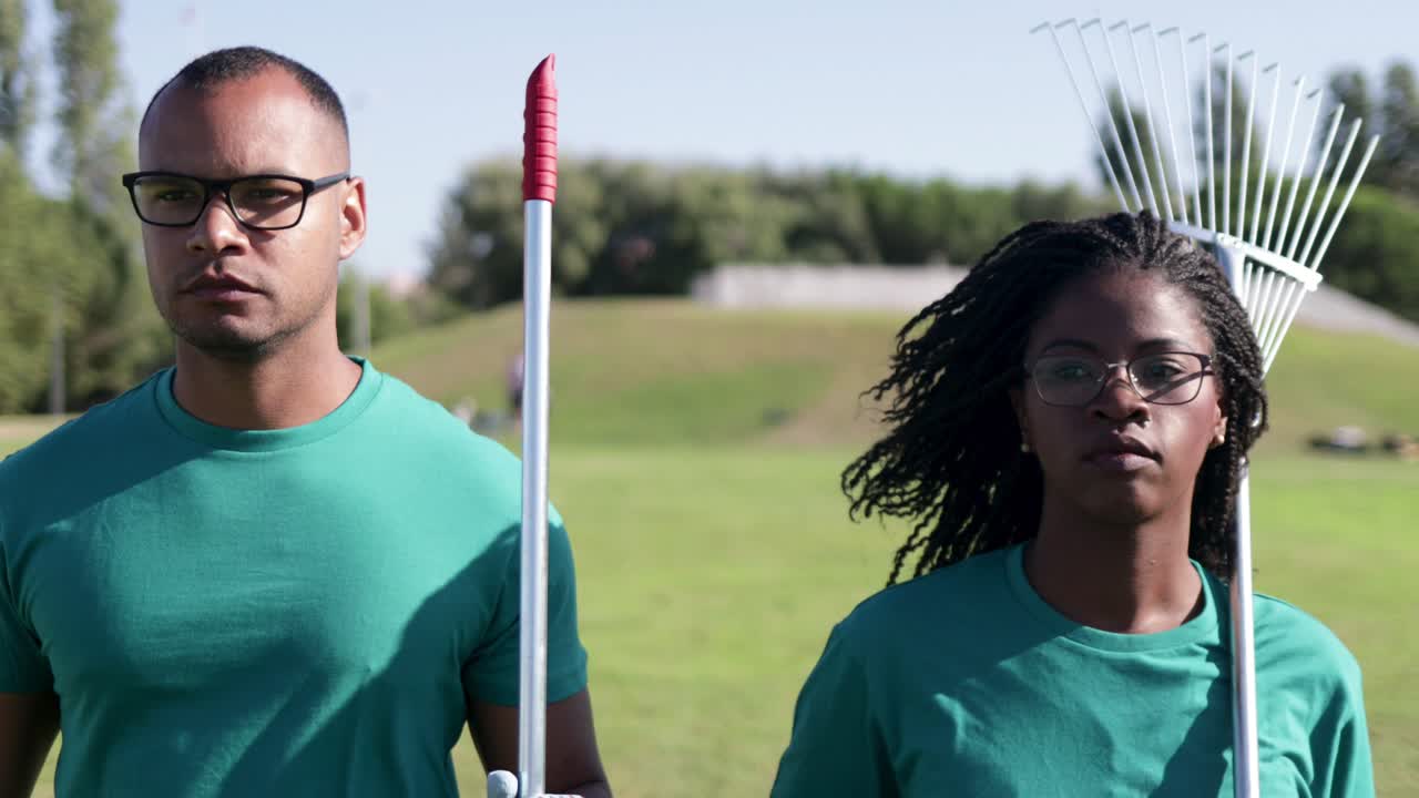 voluntarios con rastrillos y bolsas de plástico