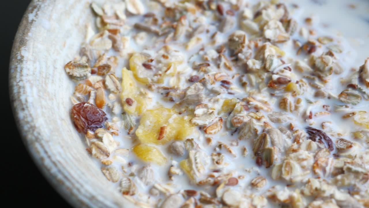 muesli saludable con leche y fruta