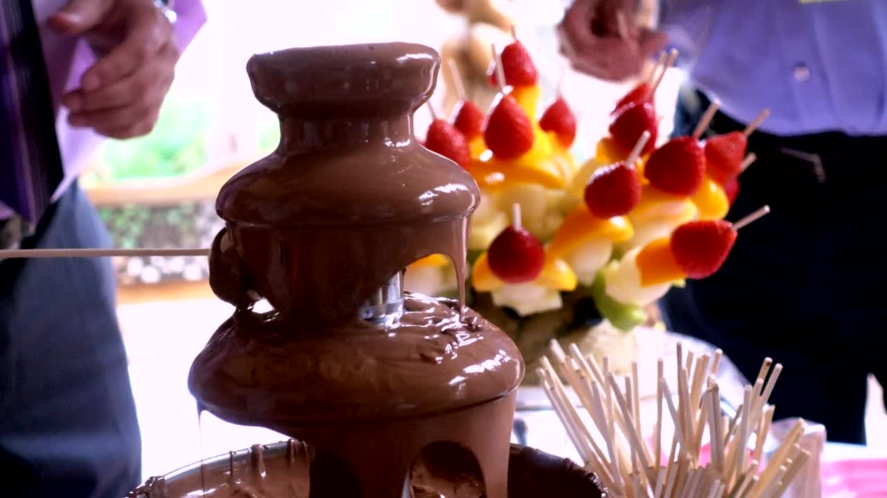 sumergiéndose en la fuente de fondue de chocolate