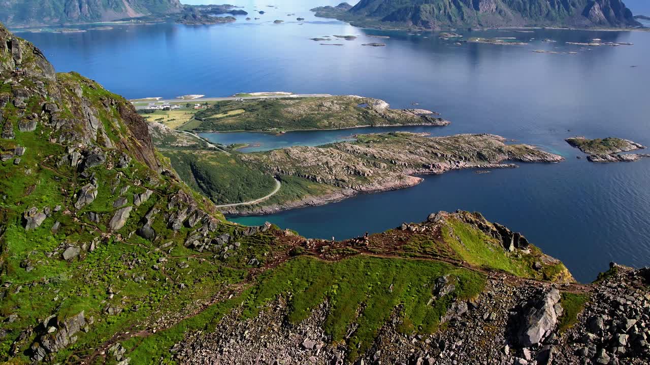 노르웨이 의 로포텐 에 있는 산맥 의 공중 사진