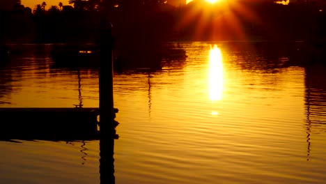 Reflejo-Del-Amanecer-Cerca-Del-Muelle-Reflejo-Del-Agua-Del-Amanecer-Cerca-Del-Muelle-De-St-Kilda